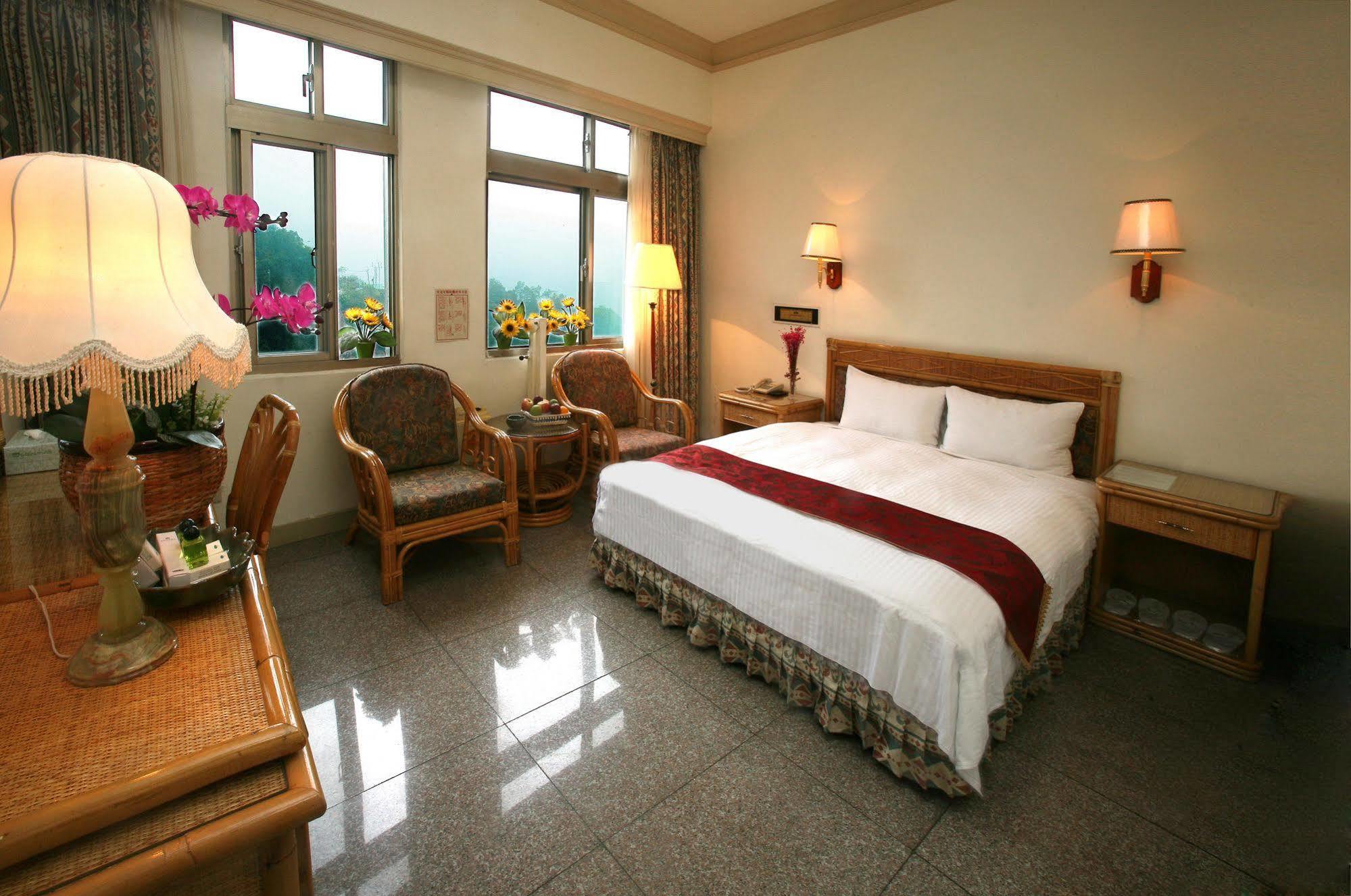 Dongpo Ti Lun Hotel Xinyi Luaran gambar